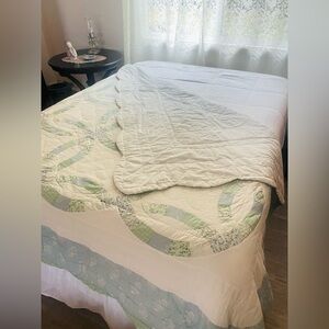 Quilt Wedding Ring Blue Green Scalloped Edge Cottagecore 82x82